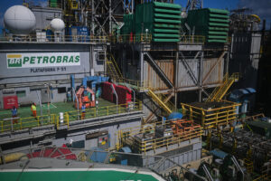 Fotografía de archivo que muestra una plataforma de la petrolera brasileña Petrobras en la costa norte del Estado de Río de Janeiro (Brasil). EFE/ Andre Borges