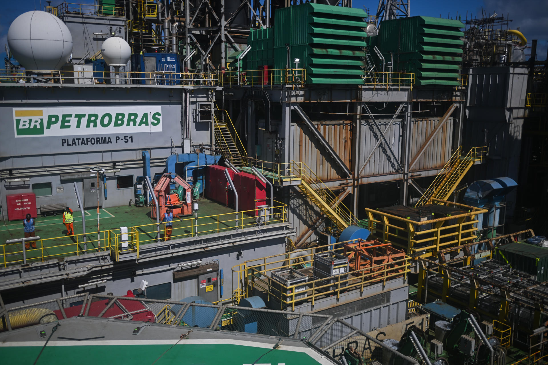 Fotografía de archivo que muestra una plataforma de la petrolera brasileña Petrobras en la costa norte del Estado de Río de Janeiro (Brasil). EFE/ Andre Borges
