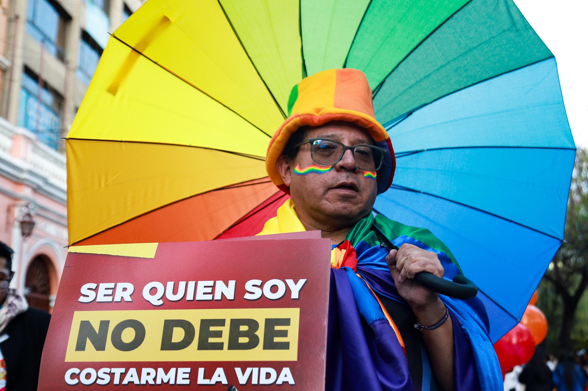 Una persona participa durante el desfile del orgullo LGTBI este sábado, en La Paz (Bolivia). EFE/ Gabriel Márquez