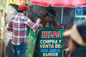 Una hombre realiza el cambio de divisas este jueves, en el centro de La Paz (Bolivia). EFE/ Gabriel Márquez