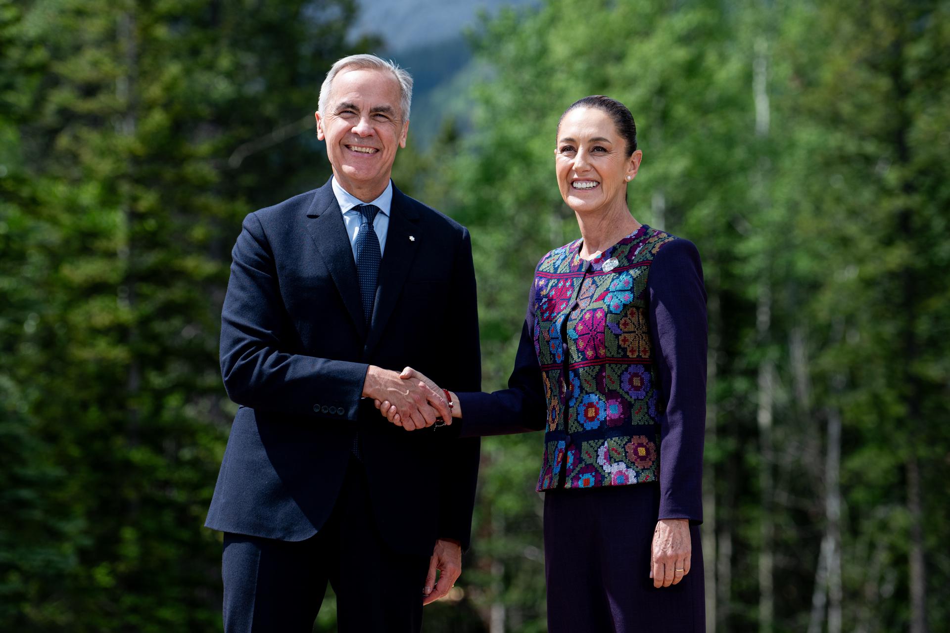 El primer ministro canadiense, Mark Carney (i), posa para una foto con la presidenta de México, Claudia Sheinbaum (d), en la Cumbre de Líderes del G7 en Kananaskis, Canadá, el 17 de junio de 2025. EFE/SPENCER COLBY