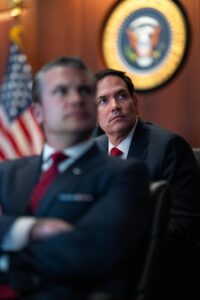 Una foto proporcionada por la Casa Blanca muestra al secretario de Estado de EE. UU., Marco Rubio (der.) y al secretario de Defensa, Pete Hegseth (izq.) en la Sala de Situación de la Casa Blanca en Washington, DC, EE. UU., el 21 de junio de 2025. EFE/EPA/Casa Blanca