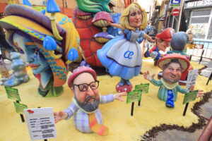 Los investigados judicialmente José Luis Ábalos y Koldo García han irrumpido en el último momento en las escenas que, con burla, protagonizan los ninots de los monumentos levantados por toda la ciudad de Alicante por las fiestas de Hogueras, donde la gestión de la dana de Carlos Mazón y los vaivenes políticos de Pedro Sánchez son protagonistas. Más de 180 hogueras, adultas e infantiles, han terminado de ser plantadas a primera hora de este sábado para ser disfrutadas por decenas de miles de visitantes y disputarse los premios por categorías. Todas serán pasto de las llamas durante la madrugada del 25 al 25 de junio, al término de San Juan, en el tradicional ritual de fuego y agua (banyà) que dará inicio al verano en la ciudad de Alicante. En la imagen, ninots de Koldo, Begoña Gómez y Ábalos en la hoguera Dr. Bergez-Carolinas. EFE/Morell