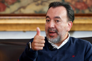 Fotografía de archivo, tomada el pasado 14 de mayo, del alcalde de Quito, Pabel Muñoz, durante una entrevista con EFE, en la capital ecuatoriana. EFE/José Jácome