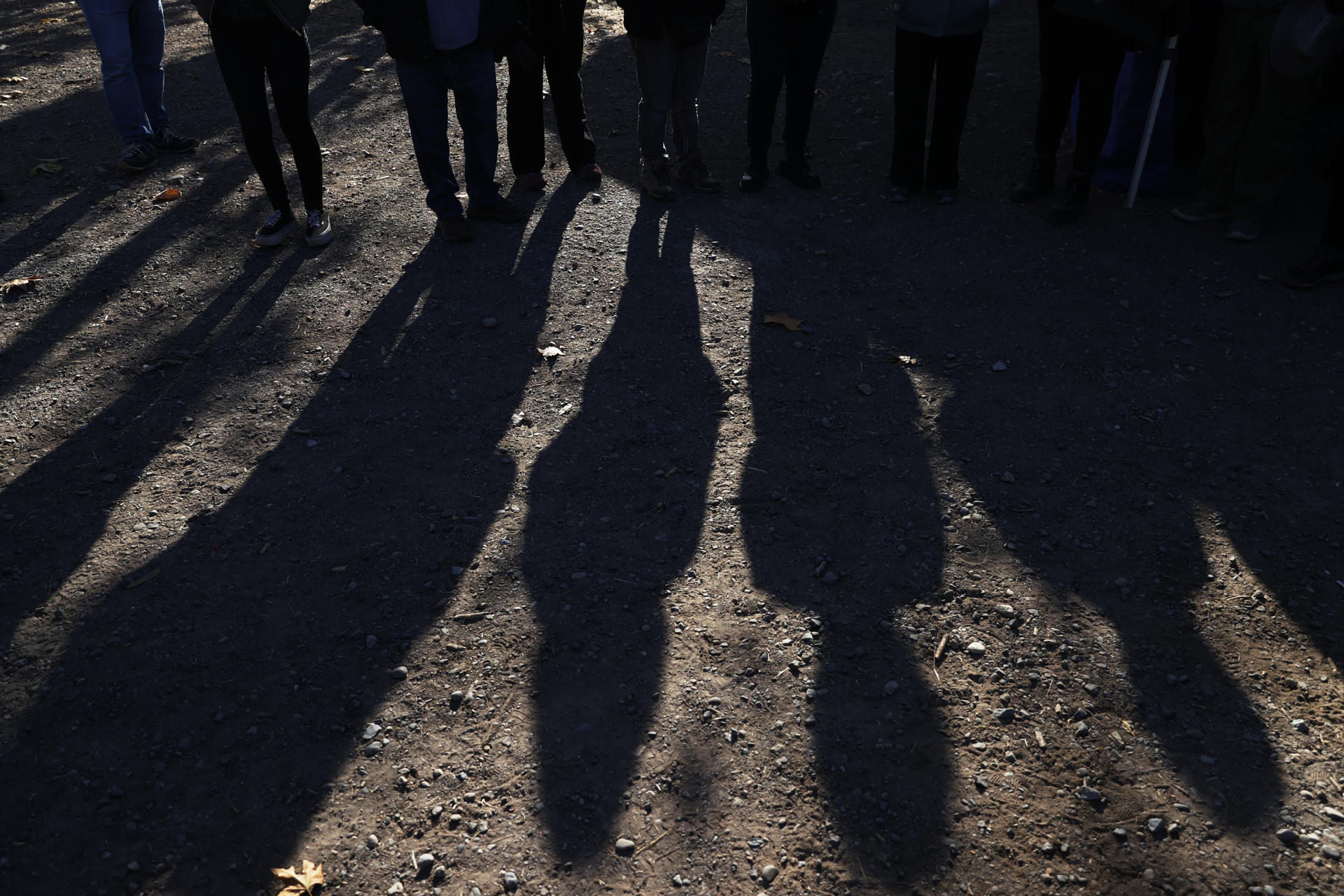 Fotografía de achivo de personas que participan en diligencias forenses y excavaciones en busca de restos de detenidos desaparecidos durante la dictadura de Augusto Pinochet en Cerro Chena, Santiago (Chile). EFE/ Elvis González ARCHIVO