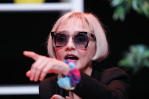 La actriz y cantante portuguesa María de Medeiros habla durante la edición 40 del Festival Internacional de Cine este viernes, en Guadalajara (México). La apuesta del cineasta Quentin Tarantino por crear una película "tan autoral" como ‘Pulp Fiction’ que se convirtió en un éxito en taquilla, fue un acto "revolucionario". EFE/ Francisco Guasco