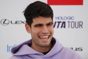 El español Carlos Alcaraz en rueda de prensa en el Queen's Club Championships, Londres. EFE/EPA/NEIL HALL