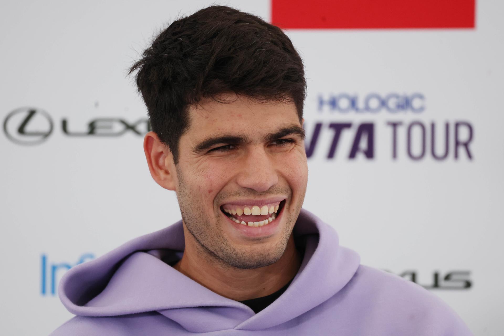 El español Carlos Alcaraz en rueda de prensa en el Queen's Club Championships, Londres. EFE/EPA/NEIL HALL