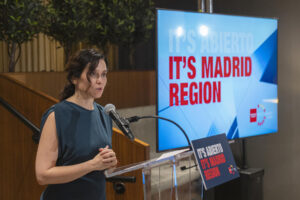 La presidenta de la Comunidad de Madrid, Isabel Díaz Ayuso, habla durante la presentación de una campaña este miércoles, en Nueva York (EE.UU.). EFE/ Ángel Colmenares