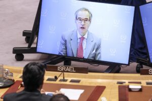 El director general del Organismo Internacional de Energía Atómica (OIEA), Rafael Grossi, habla por videollamada durante una reunión del Consejo de Seguridad de la ONU que aborda el conflicto en curso entre Irán e Israel, en la sede de las Naciones Unidas (ONU) en Nueva York, EE.UU., el 20 de junio de 2025. EFE/EPA/Sarah Yenesel