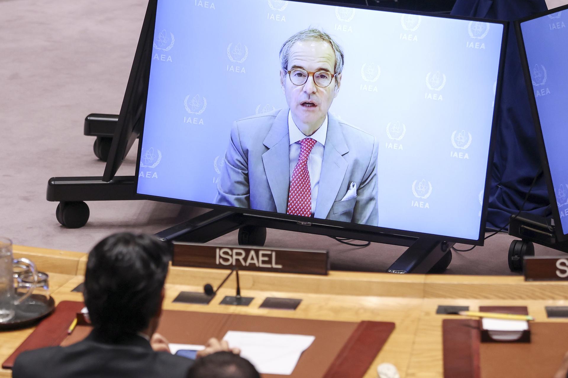 El director general del Organismo Internacional de Energía Atómica (OIEA), Rafael Grossi, habla por videollamada durante una reunión del Consejo de Seguridad de la ONU que aborda el conflicto en curso entre Irán e Israel, en la sede de las Naciones Unidas (ONU) en Nueva York, EE.UU., el 20 de junio de 2025. EFE/EPA/Sarah Yenesel
