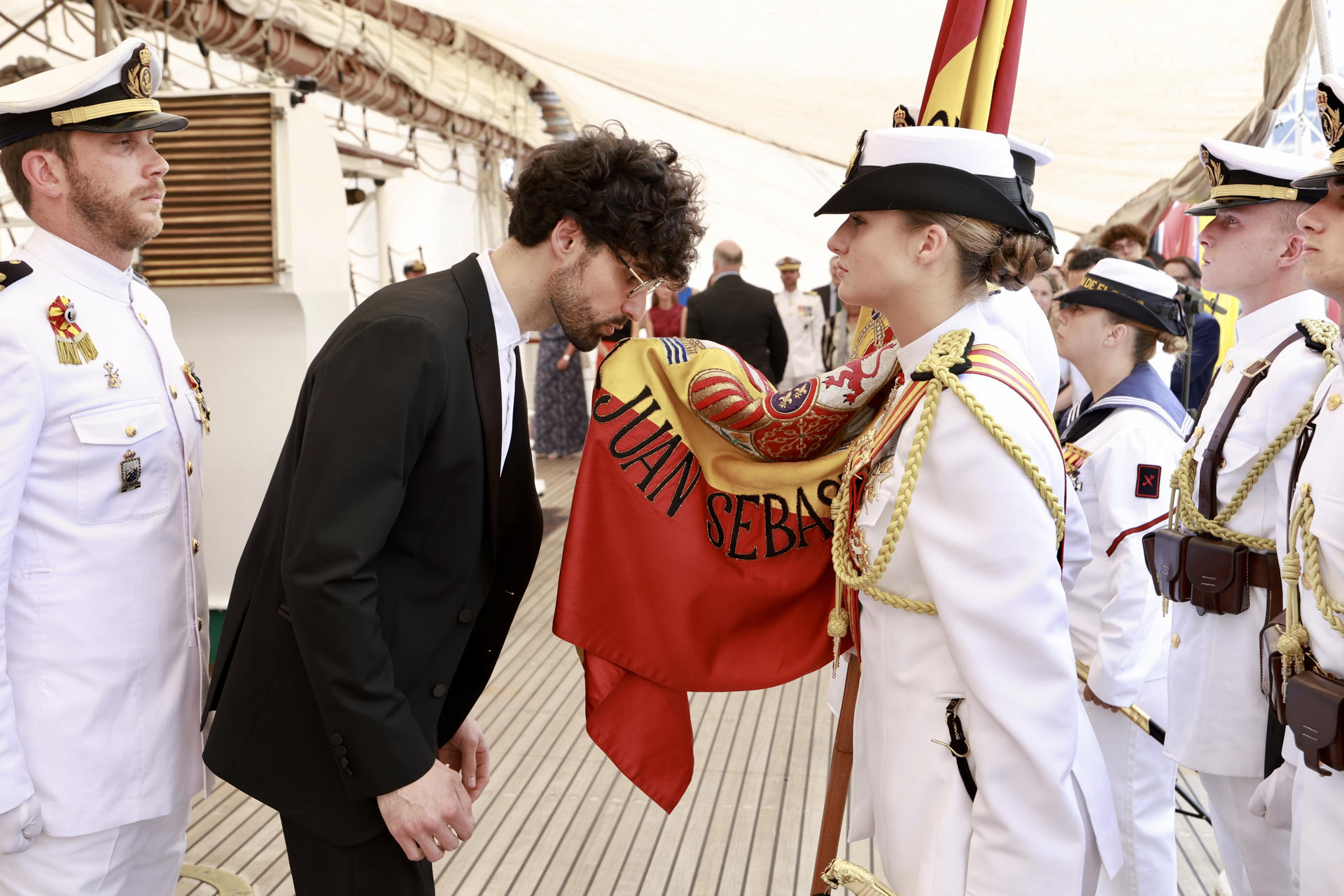 La princesa Leonor de Borbón hizo este viernes de abanderada en la ceremonia de jura de bandera que tuvo lugar en el muelle 88 del río Hudson de Nueva York, adonde llegó a bordo del buque escuela Juan Sebastián de Elcano el pasado miércoles. EFE/Casa Real/Francisco Gómez
