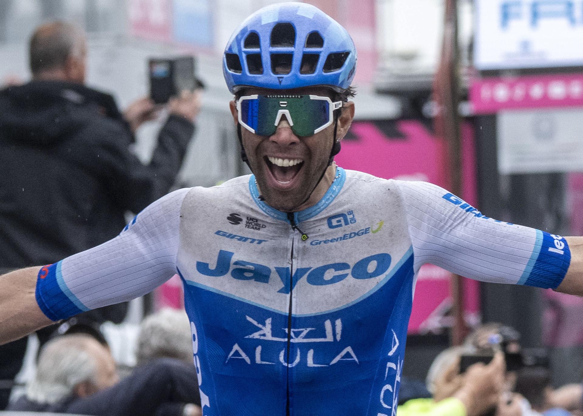 El ciclista australiano Michael Matthews celebra la victoria en la tercera etapa del Giro 2023. EFE/EPA/LUCA ZENNARO