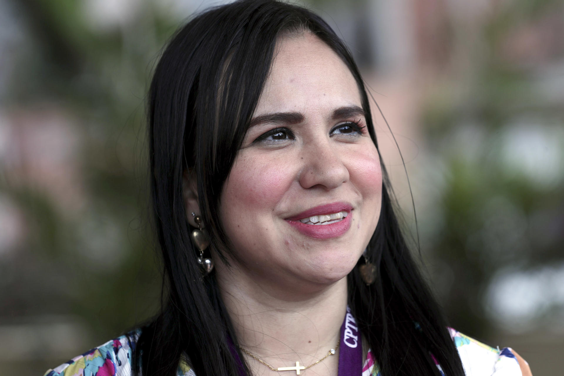 La representante del Centro de Prevención, Tratamiento y Rehabilitación de las Víctimas de la Tortura y sus Familiares (CPTRT), Evelyn Ramírez, habla durante una entrevista este 26 de junio de 2025, en Tegucigalpa (Honduras). EFE/ Gustavo Amador