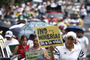 Cientos de salvadoreños fueron captados este jueves, 5 de junio, al exigir la derogación de la ley de Minería Metálica, durante la denominada Caminata Ecológica con motivo del Día Mundial del Medio Ambiente, en San Salvador (El Salvador). EFE/Rodrigo Sura