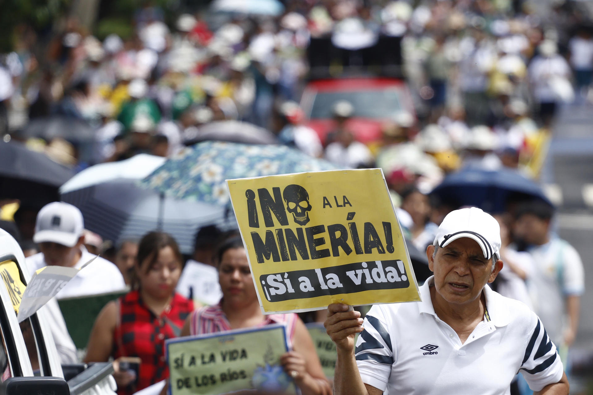 Cientos de salvadoreños fueron captados este jueves, 5 de junio, al exigir la derogación de la ley de Minería Metálica, durante la denominada Caminata Ecológica con motivo del Día Mundial del Medio Ambiente, en San Salvador (El Salvador). EFE/Rodrigo Sura