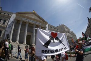 Decenas de organizaciones sindicales, políticas y vecinales se han manifestado este sábado en Madrid para protestar "contra el rearme y la militarización" que supondría el aumento del gasto en Defensa al 5 por ciento del Producto Interior Bruto (PIB) por parte de los países de la OTAN, si bien el Gobierno español considera suficiente un 2 por ciento. EFE/Javier Lizón
