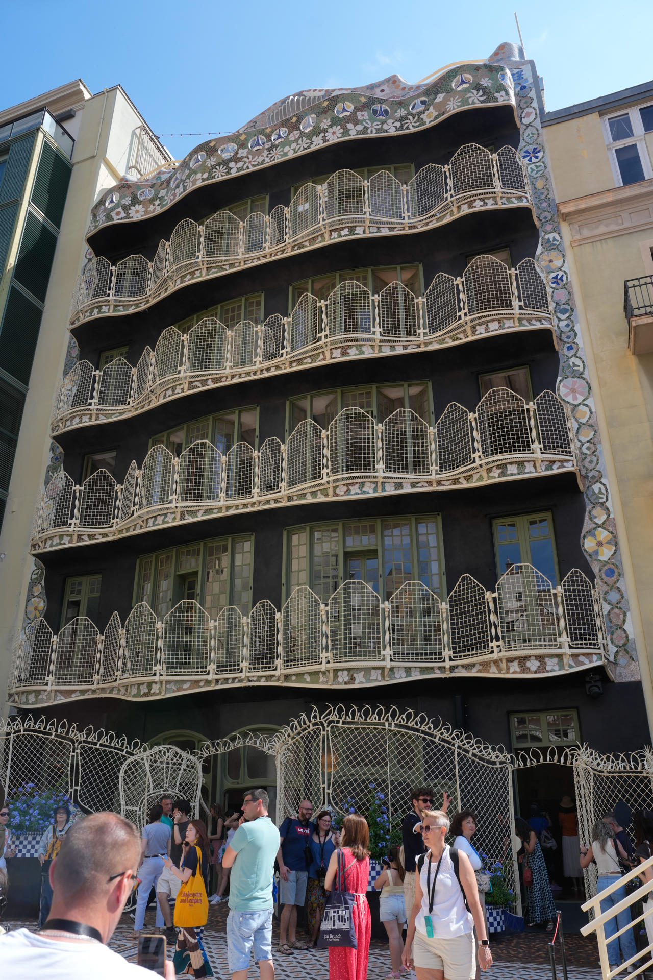 La emblemática Casa Batlló de Antoni Gaudí ha recuperado el aspecto original de su patio privado y de la fachada posterior tras una exhaustiva investigación y un minucioso proceso de rehabilitación en el que han participado arquitectos, historiadores y artesanos de la forja, el vidrio, la madera o la cerámica. EFE/Enric Fontcuberta
