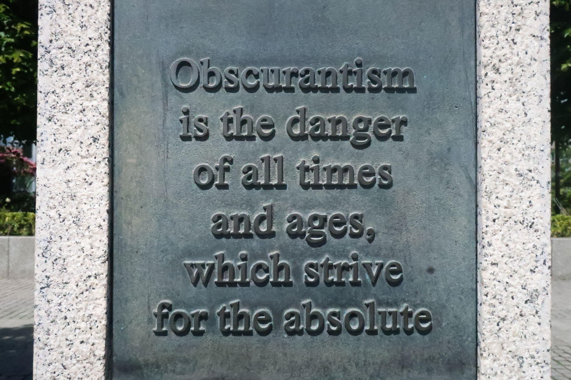 Detalle de una de las frases inscritas en el memorial con el busto de Thomas Mann en Berlín: 'El oscurantismo es el peligro de todos los tiempos y épocas, que luchan por lo absoluto'. Los 150 años del nacimiento de Thomas Mann han desatado toda una serie de actos y publicaciones sobre uno de los escritores más representativos de la literatura del siglo XX y, en uno de los actos centrales de las celebraciones, el orador principal será el presidente alemán, Frank-Walter Steinmeier, lo que muestra que el aniversario tiene algo de cuestión de Estado. EFE/Lucas Rubio Albizu
