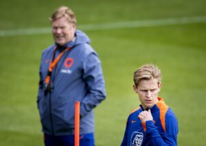 El seleccionador holandés Ronald Koeman (I) y el jugador Frenkie de Jong en una sesión de entrenamiento de la selección nacional de fútbol holandesa en Zeist, Países Bajos. EFE/EPA/Koen van Weel
//////////
Zeist (Netherlands), 06/06/2025.- Netherlands head coach Ronald Koeman (L) and player Frenkie de Jong attend a training session of the Dutch national soccer teamin Zeist, Netherlands, 06 June 2025. Netherlands prepare for FIFA World Cup 26 Qualifiers matches against Finland and Malta. (Mundial de Fútbol, Finlandia, Países Bajos; Holanda) EFE/EPA/Koen van Weel
