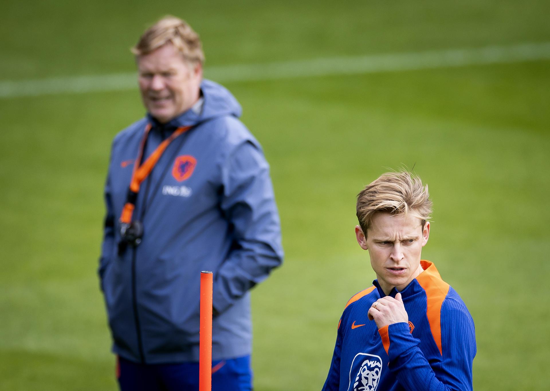 El seleccionador holandés Ronald Koeman (I) y el jugador Frenkie de Jong en una sesión de entrenamiento de la selección nacional de fútbol holandesa en Zeist, Países Bajos. EFE/EPA/Koen van Weel
//////////
Zeist (Netherlands), 06/06/2025.- Netherlands head coach Ronald Koeman (L) and player Frenkie de Jong attend a training session of the Dutch national soccer teamin Zeist, Netherlands, 06 June 2025. Netherlands prepare for FIFA World Cup 26 Qualifiers matches against Finland and Malta. (Mundial de Fútbol, Finlandia, Países Bajos; Holanda) EFE/EPA/Koen van Weel