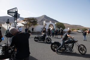 Rodaje de un largometraje estadounidense en las inmediaciones de la iglesia de Tefia, en Fuerteventura. EFE/Carlos de Saá