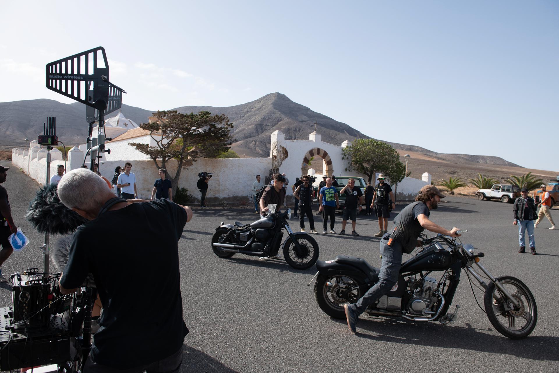 Rodaje de un largometraje estadounidense en las inmediaciones de la iglesia de Tefia, en Fuerteventura. EFE/Carlos de Saá