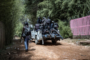 Integrantes de la Policía Nacional de Haití (PNH) patrullan en Kenscoff este martes, en Puerto Príncipe (Haití). EFE/ Mentor David Lorens