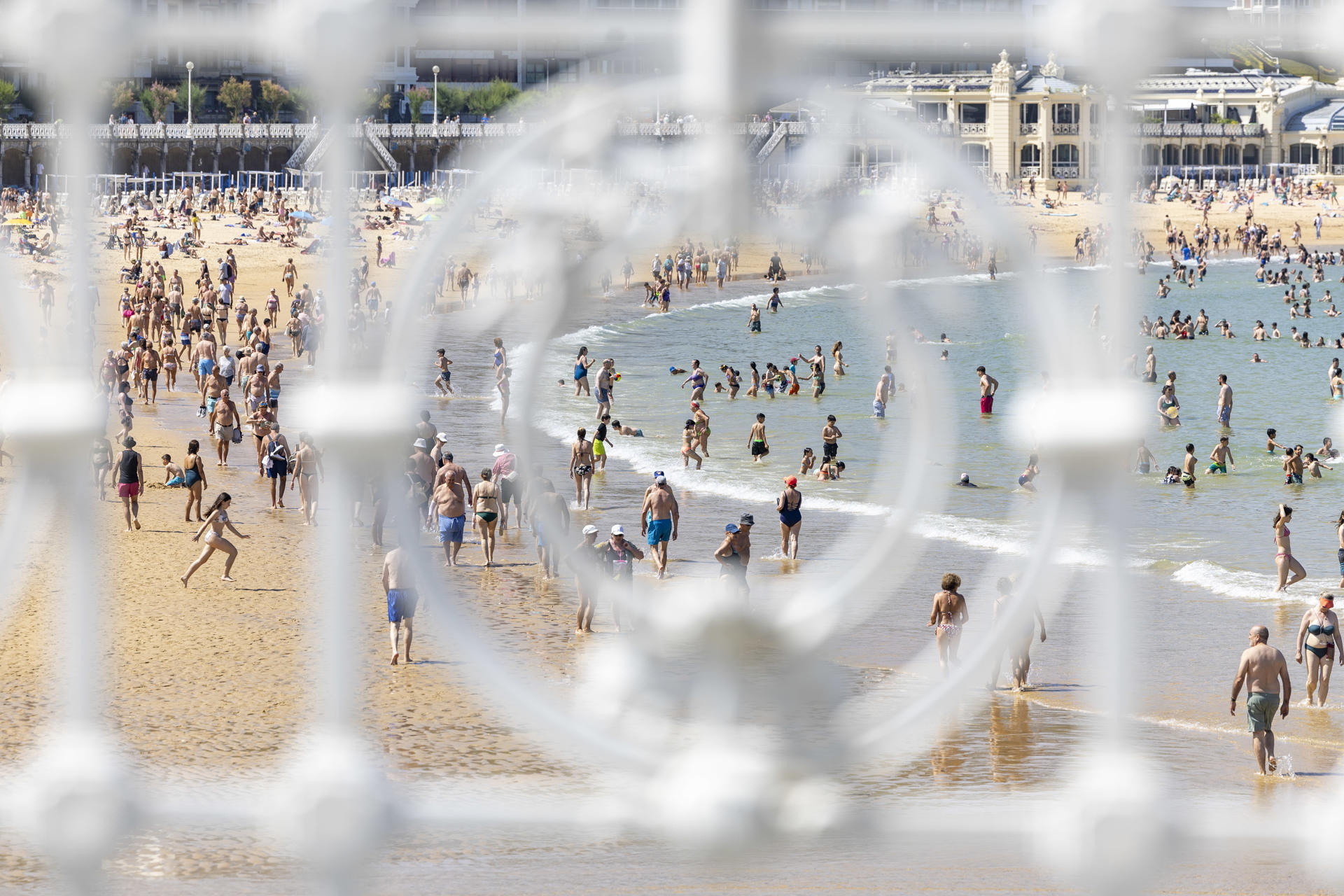 Vista este martes de la playa de La Concha de San Sebastián. EFE/Javier Etxezarreta