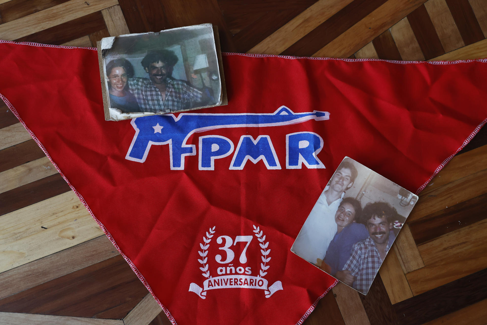 Fotos del archivo personal de Claudia, colaboradora anónima con la resistencia contra la dictadura de Pinochet, donde aparece junto a su expareja, el exguerrillero del Frente Patriótico Manuel Rodríguez (FPMR), Renzo Conteras (d), en Santiago (Chile). EFE/ Elvis González