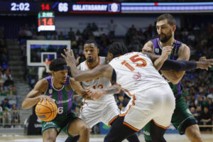El escolta de Unicaja Kameron Taylor (i) lñucha con James Palmer (2i) y con Ebuka Izundu (2d), ambos del Galatasaray, en Liga de Campeones, en una foto de archivo de Jorge Zapata. EFE