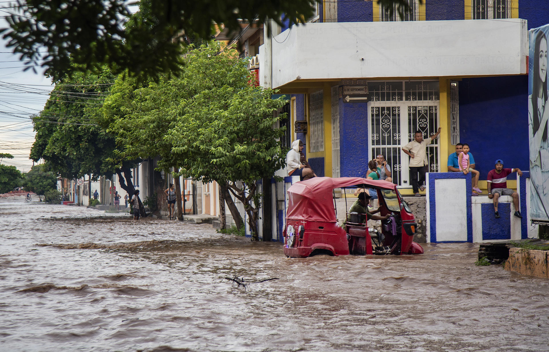 Fotografía de una calle inundada tras el paso del huracán 'Erick' este jueves, en Juchitán (México). EFE/ Luis Villaobos
