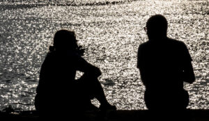 Una pareja disfruta de un café a primera hora de este jueves en San Sebastián. EFE/Javier Etxezarreta