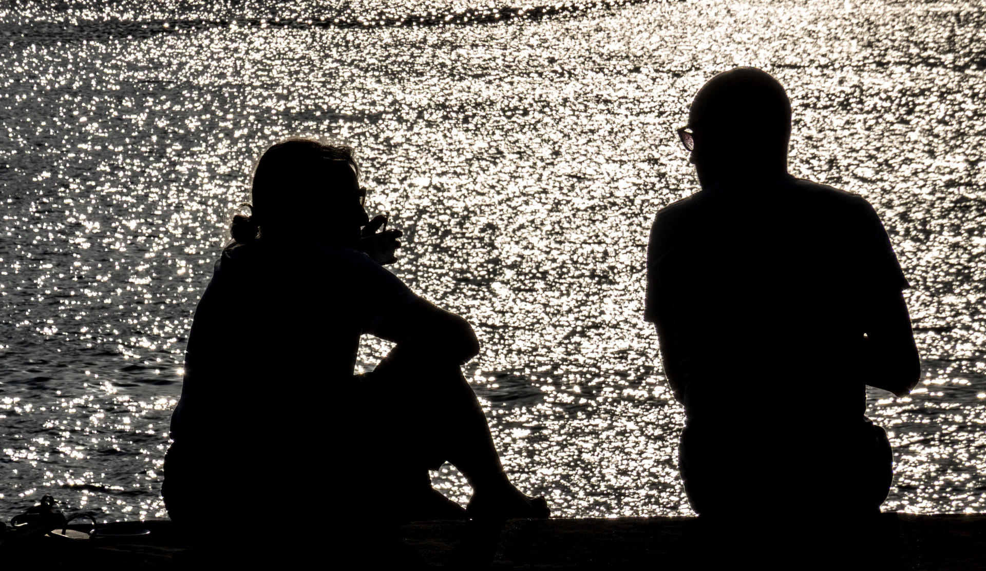 Una pareja disfruta de un café a primera hora de este jueves en San Sebastián. EFE/Javier Etxezarreta