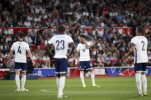 Los jugadores de Inglaterra lamentan el 1-2 en contra durante el partido amistoso que han jugado Snegal e Inglaterra en Nottingham, Reino Unido. EFE/EPA/ADAM VAUGHAN