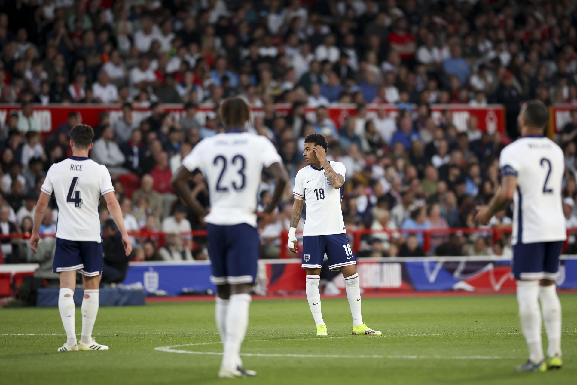 Los jugadores de Inglaterra lamentan el 1-2 en contra durante el partido amistoso que han jugado Snegal e Inglaterra en Nottingham, Reino Unido. EFE/EPA/ADAM VAUGHAN