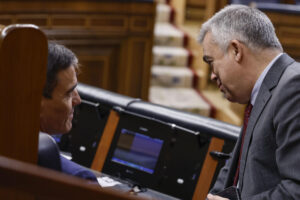 Imagen de archivo del presidente del Gobierno, Pedro Sánchez con el secretario de organización del PSOE, Santos Cerdán en el Congreso. EFE/Javier Lizón
