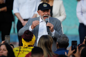 El presidente de Brasil, Luiz Inácio Lula da Silva, habla este jueves, en la favela de Moinho en São Paulo (Brasil). EFE/ Isaac Fontana