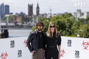 Los actores Aaron Taylor-Johnson (L) and Jodie Comer posando en el photocalle en Londres. EFE/EPA/TOLGA AKMEN