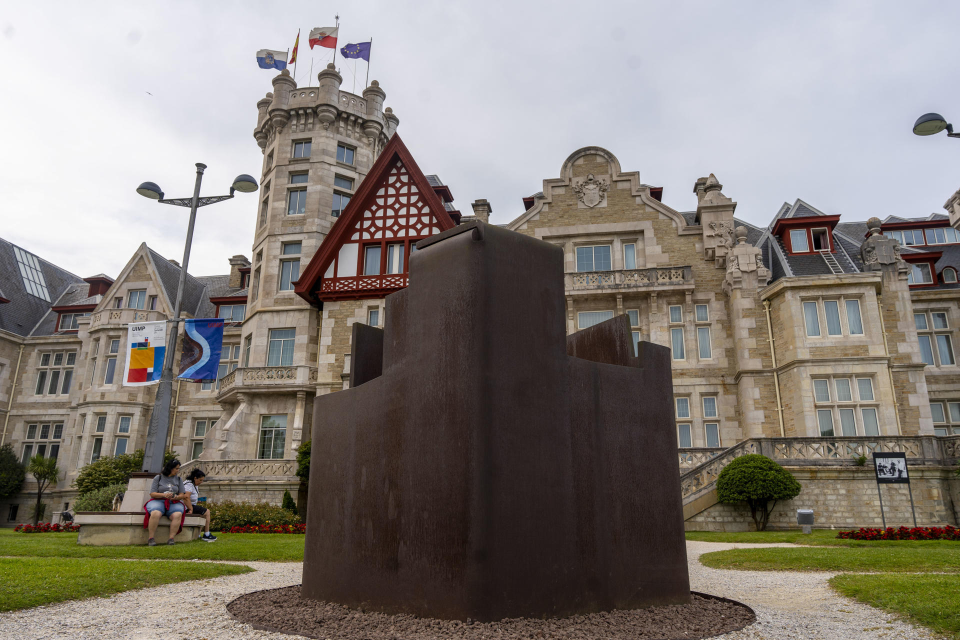 Homenaje de la Universidad Internacional Menéndez Pelayo, a la obra de Eduardo Chillida 'Consejo al espacio VII', realizada por el artista vasco en 1996 en acero corten. EFE/ROMÁN G. AGUILERA