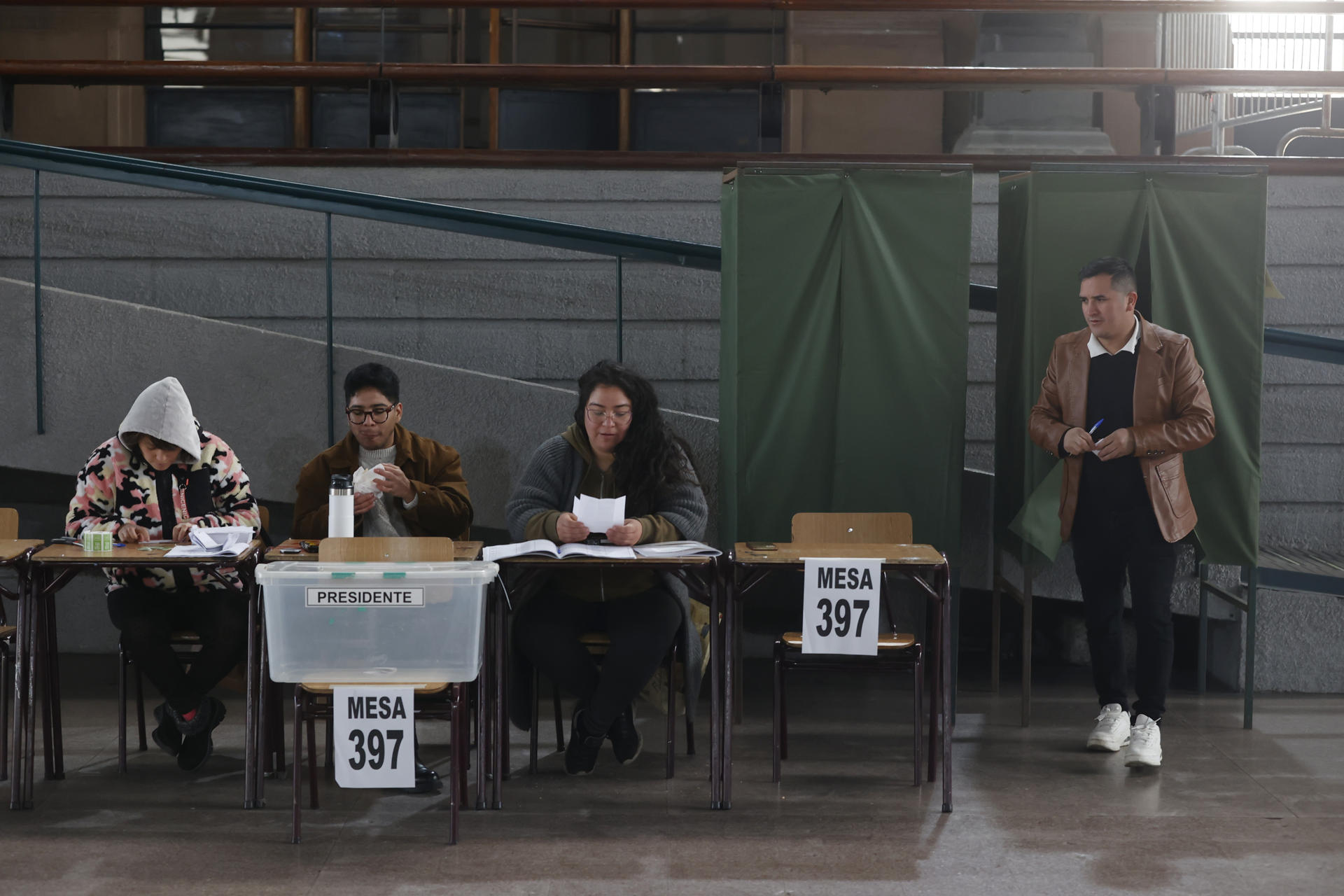 Una persona vota durante las primarias presidenciales este domingo, en Santiago (Chile). EFE/ Elvis González