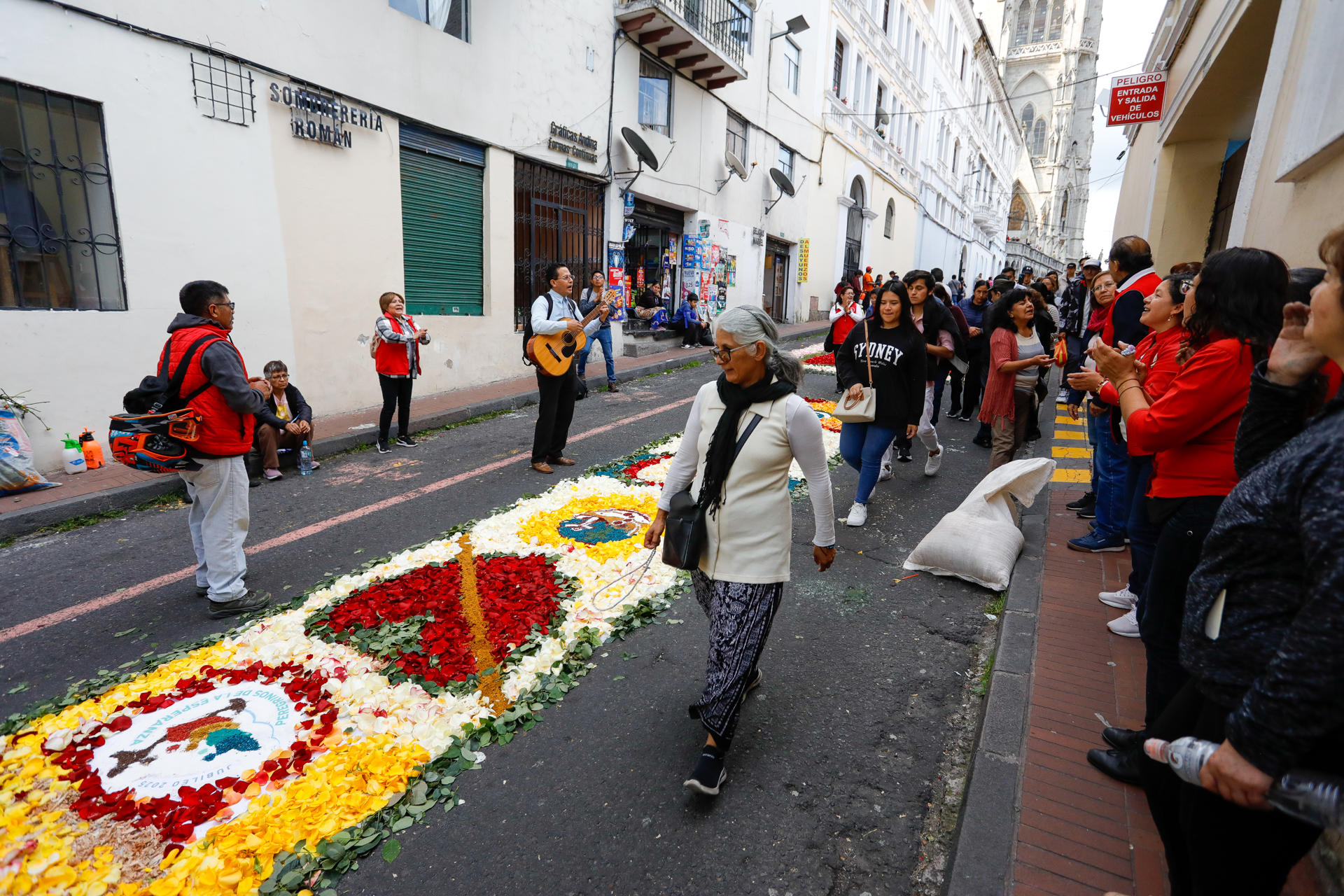 Personas observan algunas alfombras de flores exhibidas este sábado, en la ciudad de Quito (Ecuador). EFE/ Santiago Fernández