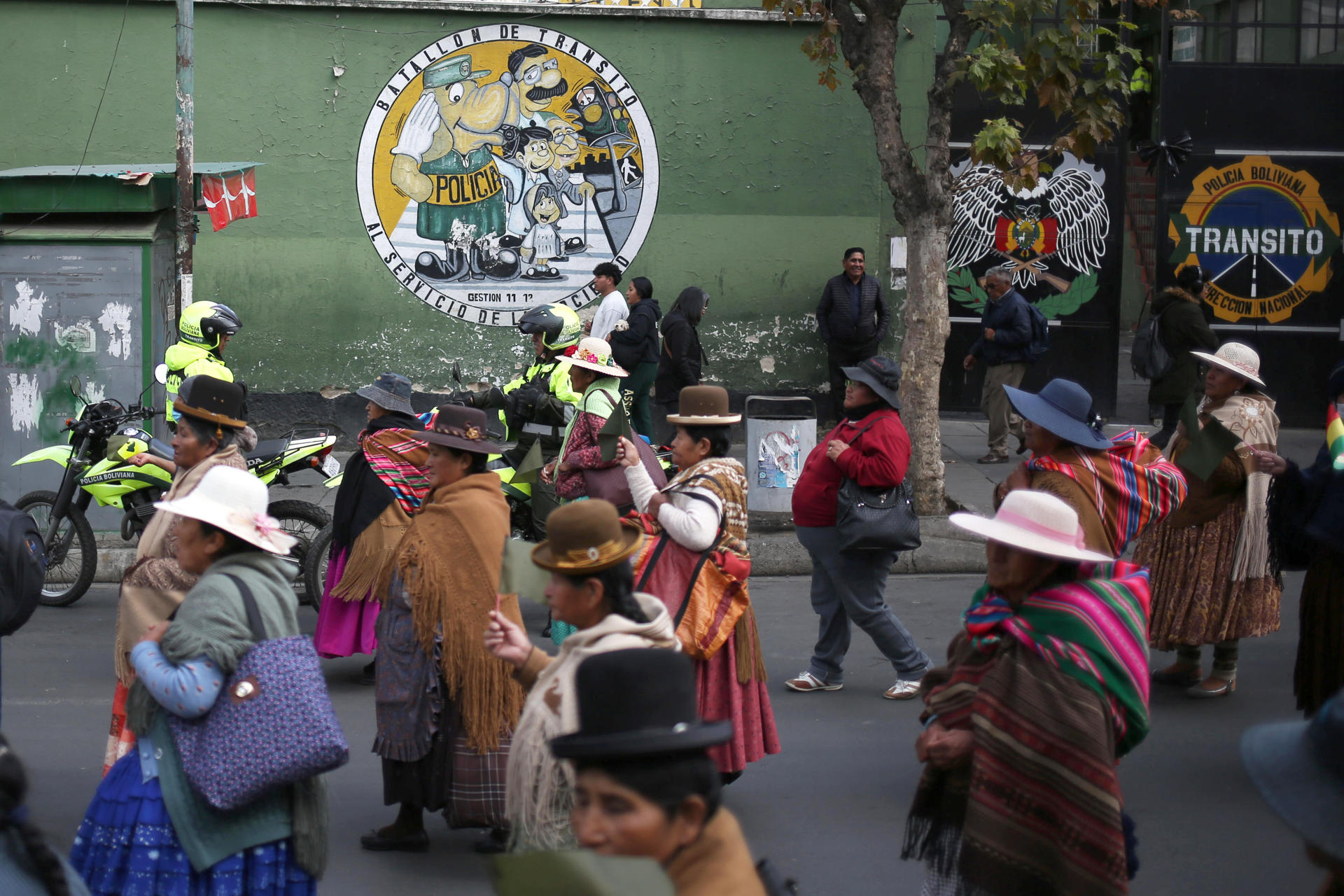 Esposas de policías jubilados participan durante una marcha pidiendo justicia por la muerte de uniformados durante enfrentamientos con seguidores del expresidente Evo Morales, este martes en La Paz (Bolivia). EFE/Luis Gandarillas
