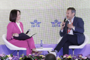 La periodista de CNN, Gabriela Frias (i) y el CEO de Abra Group, Adrian Neuhauser hablan durante la conferencia 'Wings of Change Americas' este miércoles, en Bogotá (Colombia). EFE/ Carlos Ortega