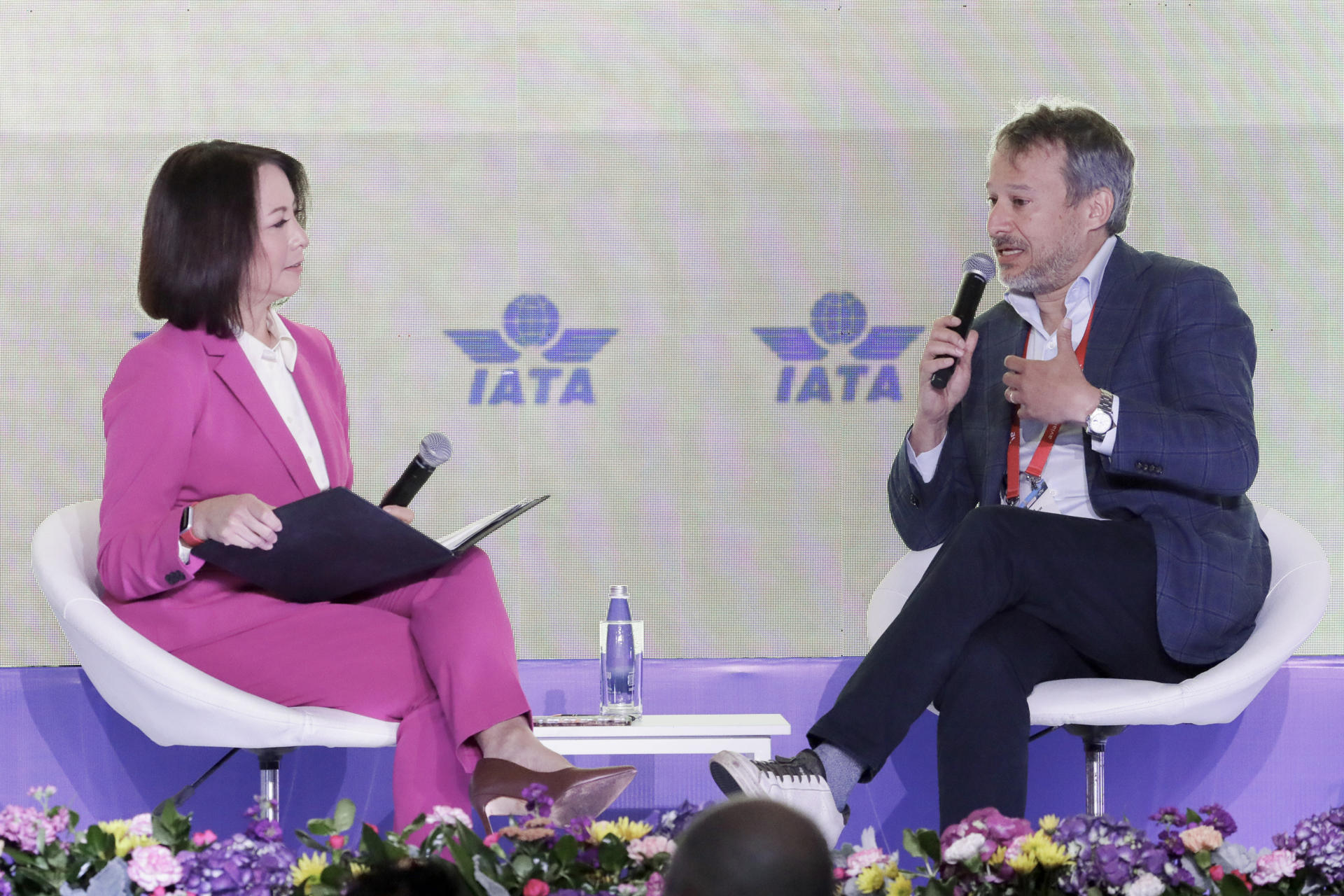 La periodista de CNN, Gabriela Frias (i) y el CEO de Abra Group, Adrian Neuhauser hablan durante la conferencia 'Wings of Change Americas' este miércoles, en Bogotá (Colombia). EFE/ Carlos Ortega