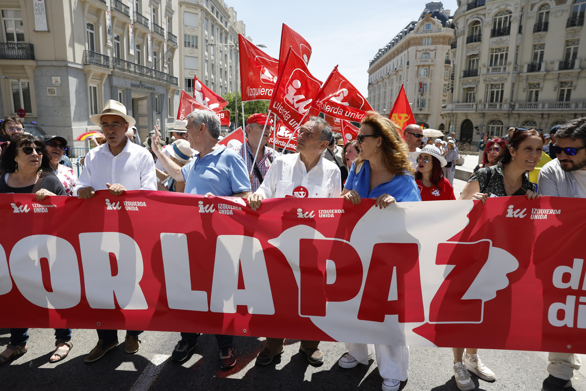 La eurodiputada de Sumar Estrella Galán (3d), y el portavoz parlamentario de Izquierda Unida, Enrique Santiago (c), durante la manifestación este sábado en Madrid para protestar "contra el rearme y la militarización" que supondría el aumento del gasto en Defensa al 5 % del PIB por parte de los países de la OTAN, si bien el Gobierno español considera suficiente un 2 %. EFE/Javier Lizón