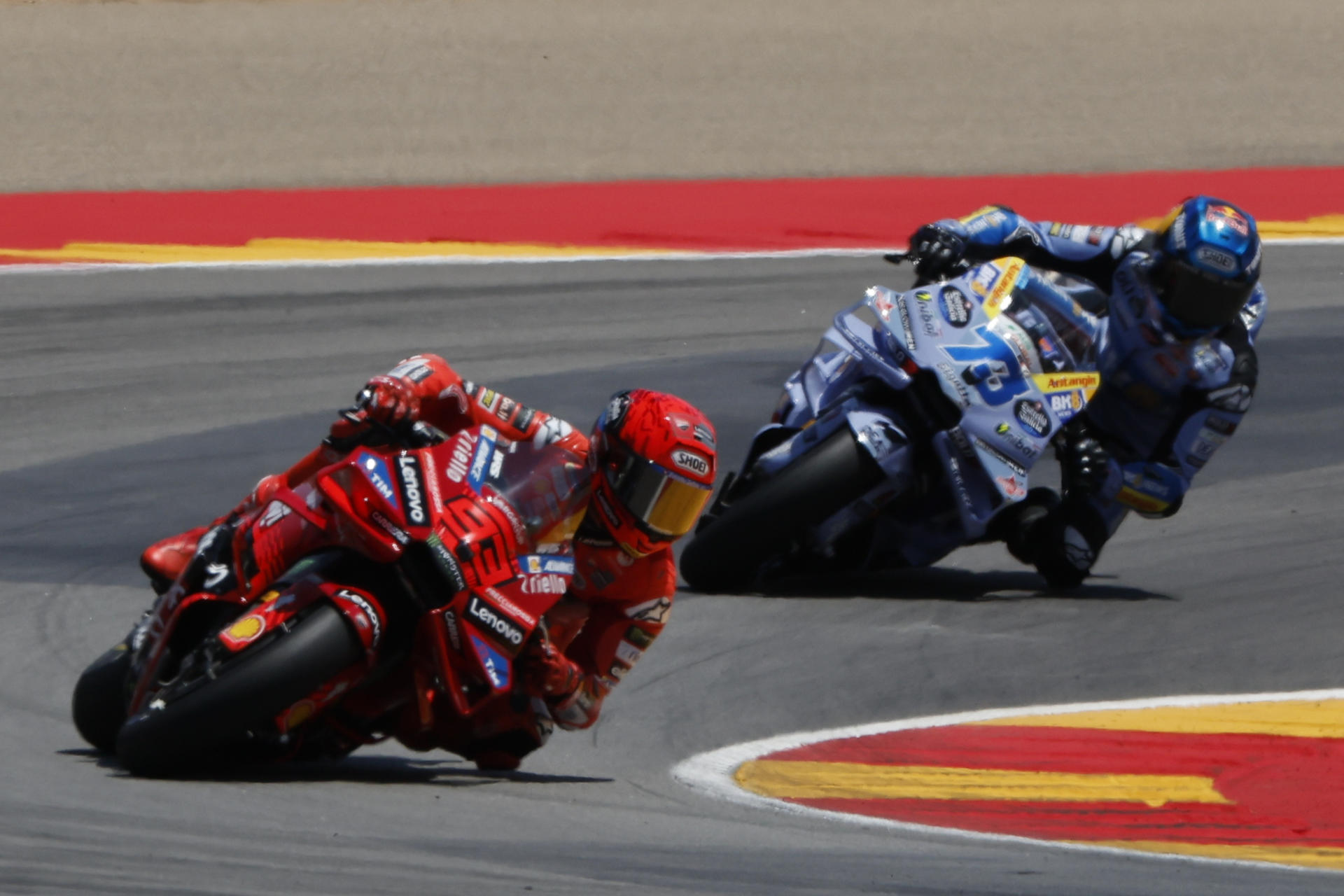 El piloto español Marc Márquez (i), de Ducati Lenovo Team, y su hermano y compatriota Álex Márquez (d), de BK8 Gresini Racing MotoGP, compiten en la carrera de MotoGP del Gran Premio de Aragón en el circuito Motorland de Alcañiz (Teruel). EFE/Javier Cebollada
