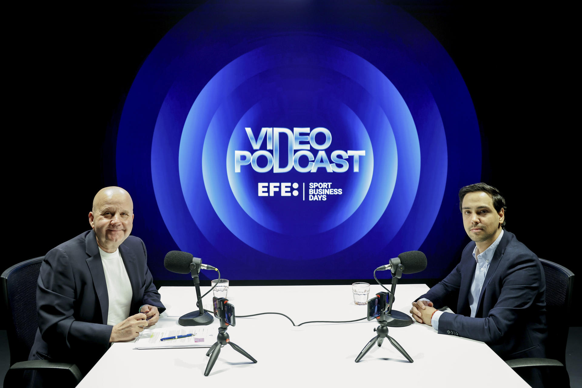 Guillermo Rodríguez, (dch), director de Operaciones Antipiratería de LaLiga. Gestiona las estrategias y acciones para proteger los derechos de los titulares de contenido y broadcasters en todo el mundo. En el transcurso del primer videopodcast EFE Sports Business, emitido este viernes, disecciona un paisaje donde los clubes pierden 600 millones de euros al año. A la izquierda, Luis Villarejo, director de Deportes. EFE/Ballesteros