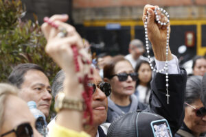 Simpatizantes del senador Miguel Uribe Turbay, rezan un rosario frente a la Clínica Santa Fé este domingo, en Bogotá (Colombia). EFE/ Mauricio Dueñas Castañeda