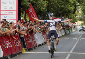 El ciclista vallisoletano del equipo Movistar, Iván Romeo, cruza en primera posición la linea meta del Campeonato de España de Ciclismo en línea categoría Élite UCI en ruta que se ha disputado hoy domingo en Granada. EFE / Pepe Torres.
